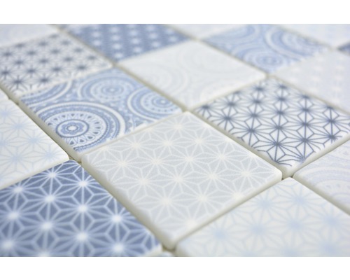 Gros plan de carreaux de mosaïque carrés avec différents motifs