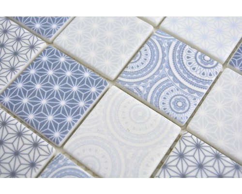 Carreaux de mosaïque avec motifs géométriques et floraux