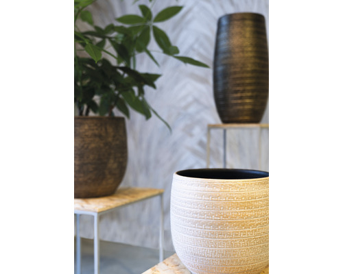 Pots de fleurs décoratifs sur des tables d''appoint dans une pièce