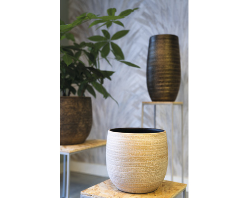 Pots de fleurs décoratifs de différentes tailles et finitions sur supports en bois.