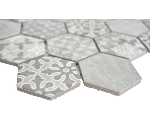 Gros plan de carreaux hexagonaux avec différents motifs