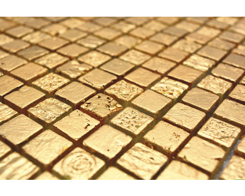 Gros plan de carreaux de mosaïque dorés carrés