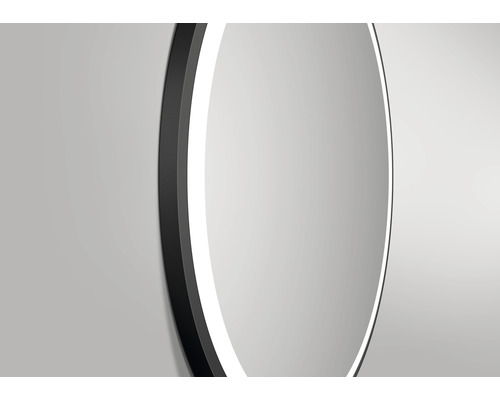 Detailansicht eines runden Spiegels mit Beleuchtung