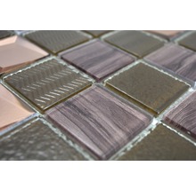 Gros plan de carreaux de mosaïque en verre de différents designs