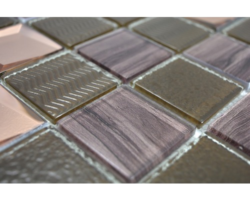 Gros plan de carreaux de mosaïque en verre de différents designs