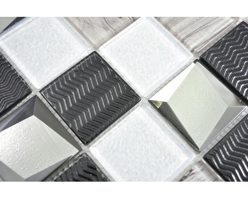 Gros plan de carreaux de mosaïque en verre avec différents motifs