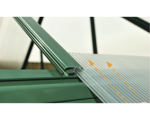 Detailansicht eines Gewächshausrahmens mit Doppelstegplatten.