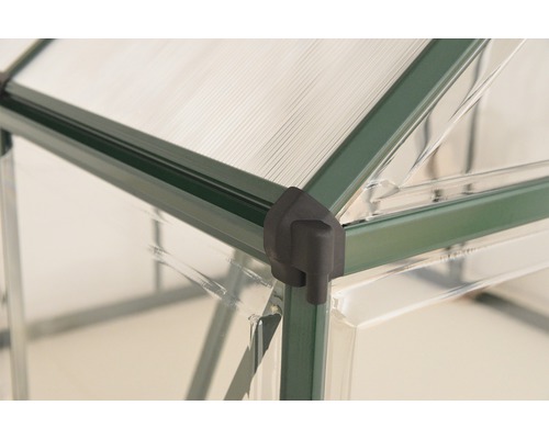 Detailansicht eines Gewächshauses mit Kunststoffplatten und Eckverbindungen.