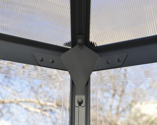 Vue détaillée du coin d''une serre avec des profilés et des panneaux transparents