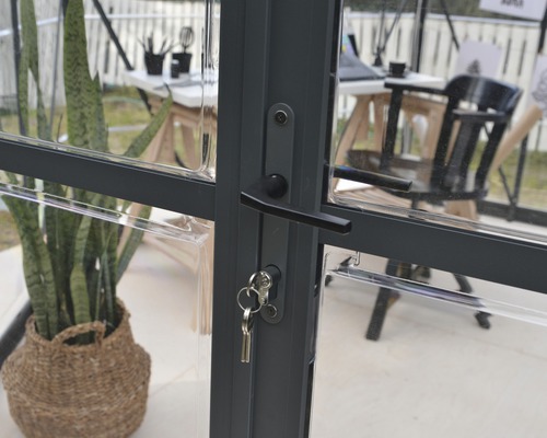 Gros plan d''une porte de serre verrouillable avec clé