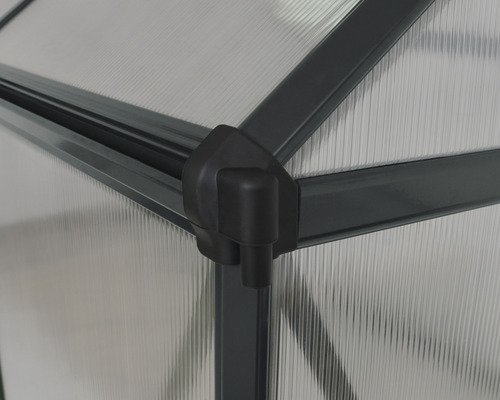Detailansicht eines Gewächshauses mit Polycarbonatplatten und grauen Rahmenprofilen.