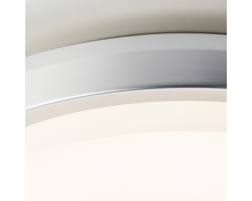 Gros plan d''un plafonnier avec bordure argentée