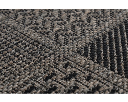 Gros plan d''un tapis avec un motif géométrique