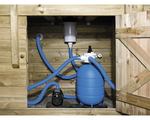 Sandfilteranlage mit Pumpe im Holzschrank