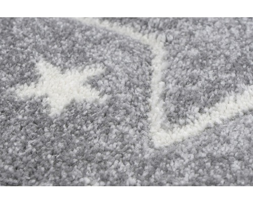 Detailansicht eines grauen Teppichs mit weißem Muster