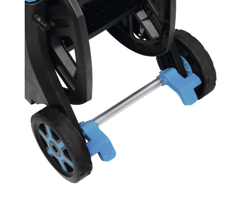 Detailaufnahme eines Schlauchwagens mit Rädern und Metallstange