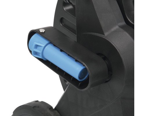 Detailansicht eines Hochdruckreinigers mit Halterung für Zubehör