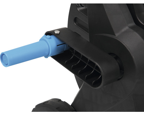 Detailansicht einer Poolfolienaufrollvorrichtung aus Kunststoff mit Handkurbel