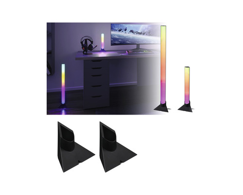 Dekorative LED-Leuchten im Gaming-Zimmer mit Schreibtisch, Kopfhörern und Computer