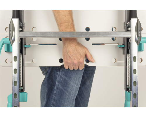 Une personne porte un établi