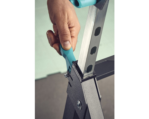 Vue détaillée d''un établi avec une main effectuant un réglage.