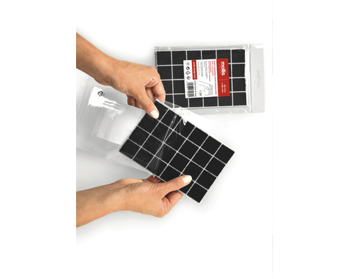 Person öffnet eine Packung Möbelgleiter