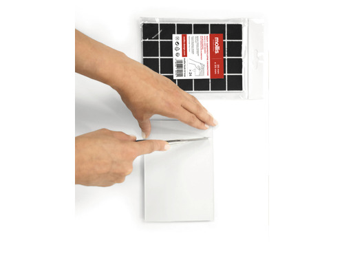 Szene mit selbstklebenden Dämpfungsplatten, die mit einem Messer zugeschnitten werden.