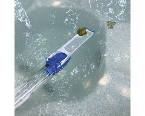 Nettoyeur de piscine retirant une feuille de l''eau.