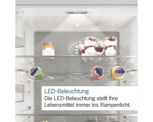 Intérieur d''un réfrigérateur avec éclairage LED, étagères et aliments