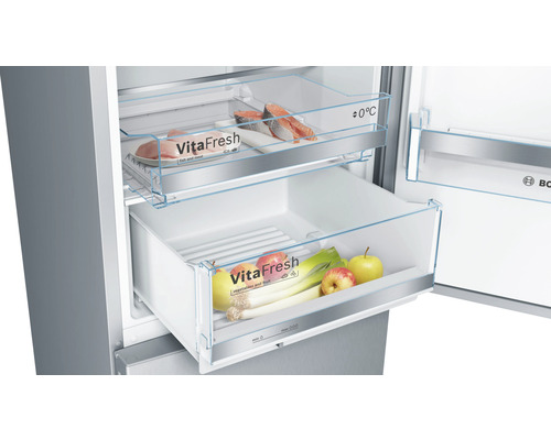 Réfrigérateur ouvert avec tiroirs VitaFresh pour poisson, viande, fruits et légumes