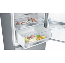 Réfrigérateur ouvert avec tiroirs VitaFresh pour poisson, viande, fruits et légumes