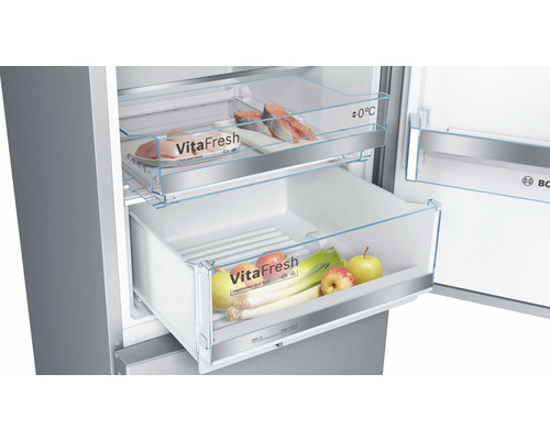 Réfrigérateur ouvert avec tiroirs VitaFresh pour poisson, viande, fruits et légumes
