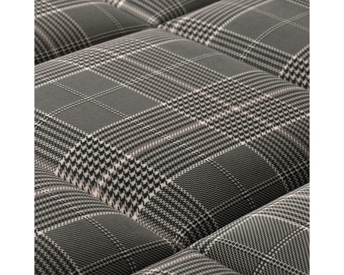 Gros plan d''un meuble rembourré avec un motif à carreaux