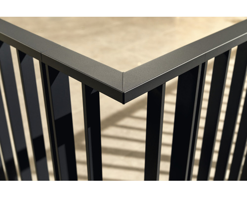 Detailansicht einer Eckverbindung eines Metallzauns