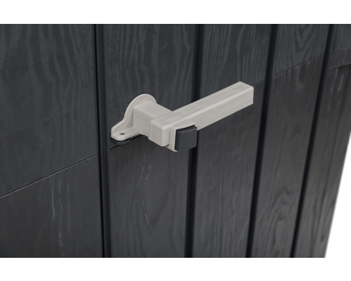 Detailansicht einer Gartenschranktür mit Griff