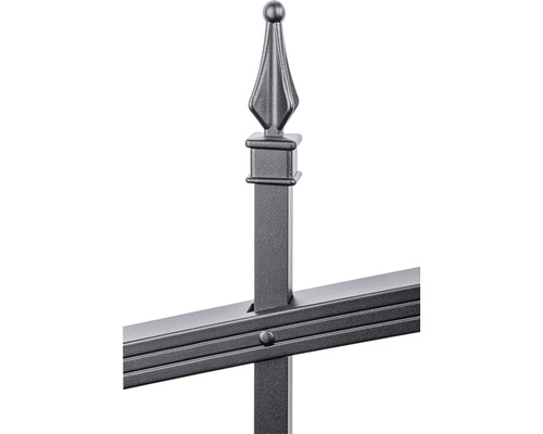 Vue détaillée d''une clôture métallique avec une pointe décorative