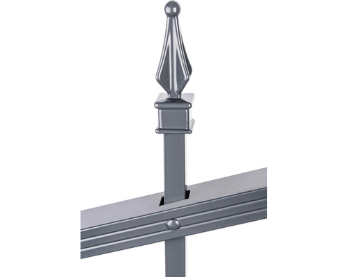 Vue détaillée d''une clôture métallique avec une pointe décorative