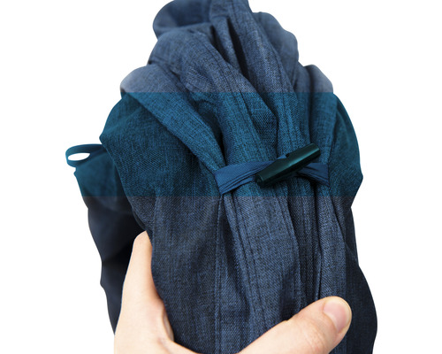 Blaues Stoffpaket mit Verschluss in der Hand