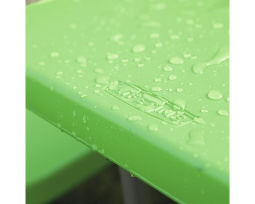 Detailaufnahme einer grünen Gartenbank mit Wasserflecken und dem Lifetime Logo