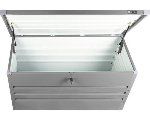 Geöffnete Gerätebox aus Metall mit Schloss
