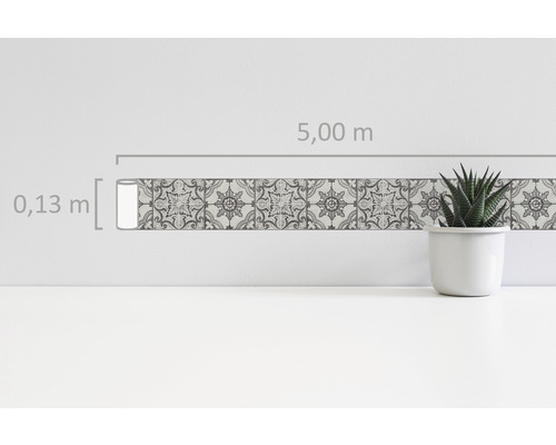 Film décoratif avec motif de carreaux et dimensions de 5,00 mètres de long et 0,13 mètre de large.