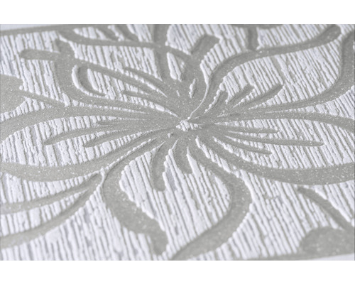 Detailaufnahme einer Tapete mit floralem Muster und reliefartiger Textur