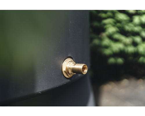 Detail einer Regentonne mit Messing-Auslaufhahn