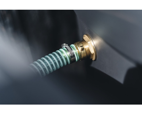 Detailaufnahme eines Schlauchanschlusses mit Schlauchschelle und Schlauch