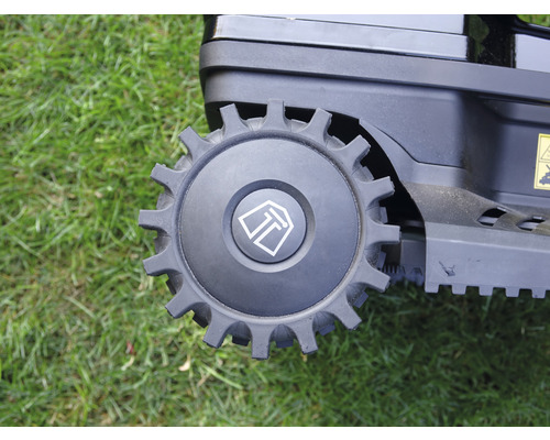 Rad eines Rasenmähroboters auf Gras