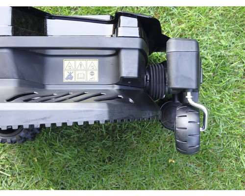 Detailansicht eines Rasenmähers mit Hinweisschildern zu Sicherheitshinweisen