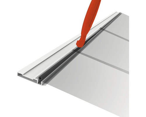 Montage einer Verglasungsschiene mit Werkzeug