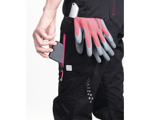 Vue détaillée d''un pantalon de travail avec des outils et des gants dans les poches