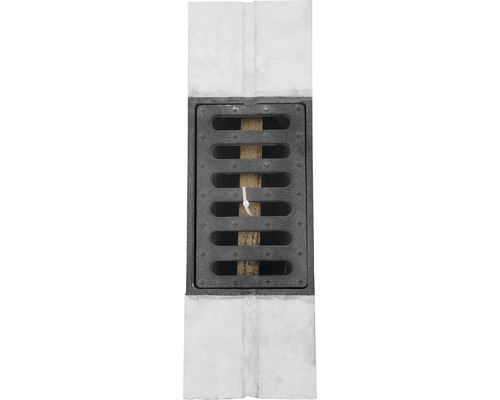 Vue de dessus d''un siphon de cour avec grille en fonte