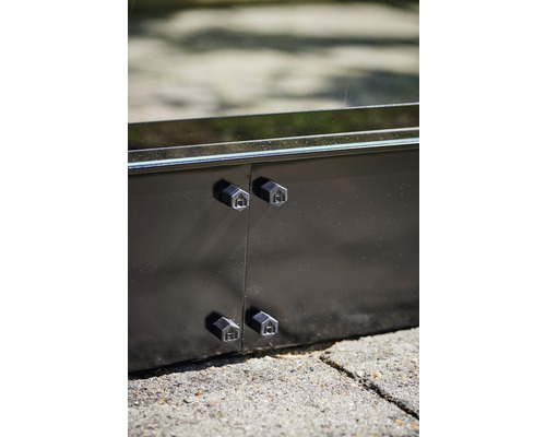 Vue détaillée d''un parterre de jardin surélevé noir avec des vis décoratives argentées